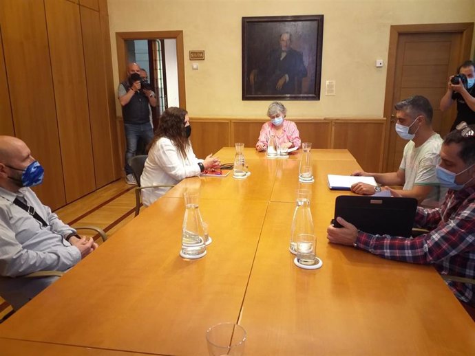 Reunión de la alcaldesa de  Gijón, Ana González,  y la edil de Hacienda, Marina Pineda, con representantes del Comité de Empresa de Modultec (Gijón), en el Ayuntamiento gijonés