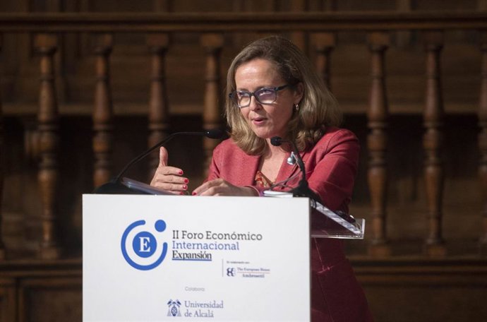 La vicepresidenta segunda del Gobierno y ministra de Asuntos Económicos, Nadia Calviño, interviene la sesión El futuro de las finanzas: tecnología y sostenibilidad, del II Foro Económico Internacional Expansión, en el paraninfo de la Universidad de Al