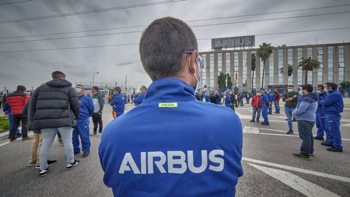 Trabajadores de Airbus Puerto Real concentrados ante la planta