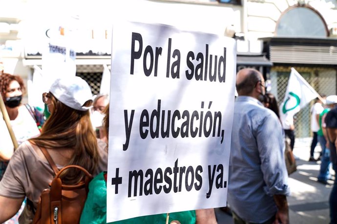 Pancarta reivindicativa, en la concentración de funcionarios de educación, para que se mantengan los contratos de refuerzo por Covid y se bajen las ratios en las aulas el curso próximo, a 10 de junio de 2021, en Madrid (España). Convocada por la Central