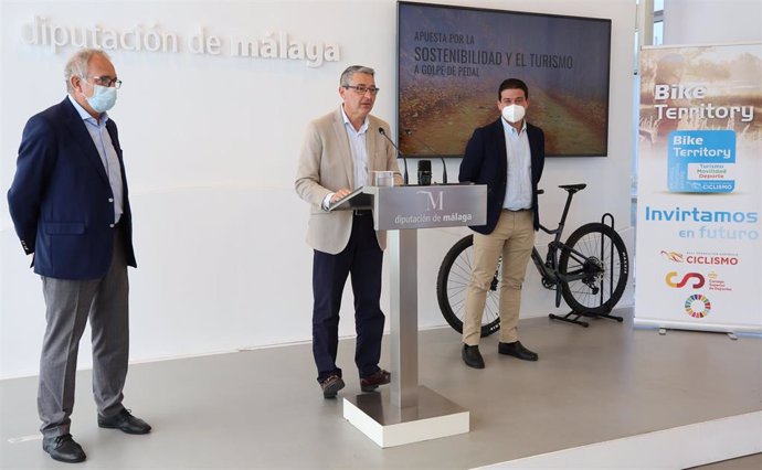 El presidente de la Diputación, Francisco Salado presenta el Bike Territory, un proyecto de cicloturismo para promover el deporte, el ocio saludable y el turismo en la provincia, especialmente en el interior