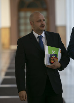 Archivo - Rueda de prensa del secretario de Vox en el Parlamento andaluz, Rodrigo Alonso. En la sala de prensa del Parlamento.   