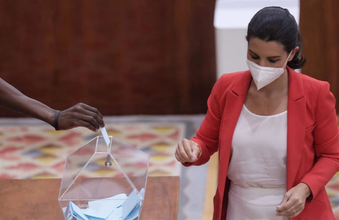 La líder de Vox en Madrid, Rocío Monasterio, vota en el acto de constitución de la Asamblea de Madrid de la XII Legislatura, a 8 de junio de 2021, en Madrid (España). Este martes se constituye la Asamblea de Madrid tras los comicios del 4 de mayo, arran