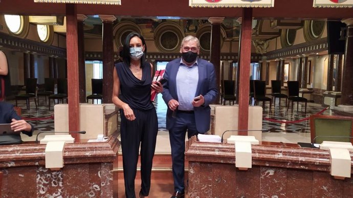 Francisco Álvarez y Valle Miguélez posan en la Asamblea Regional