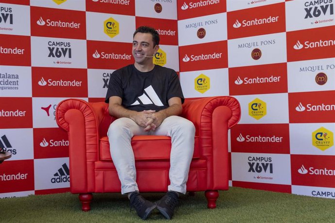 El entrenador español Xavi Hernández en la presentación del Campus Xavi Hernández by Santander en el Santander Work Café de Passeig de Grcia número 54 de Barcelona
