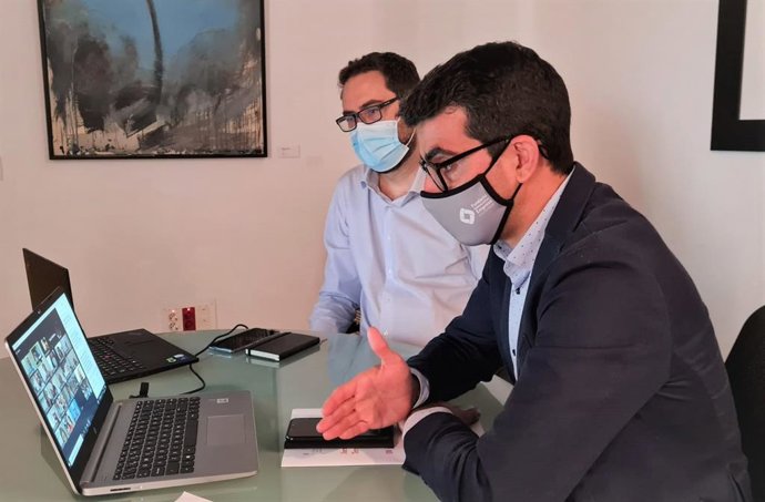 El conseller de Fondos Europeos, Cultura y Universidad, Miquel Company, y el director de la OIE, Joan Carrió.