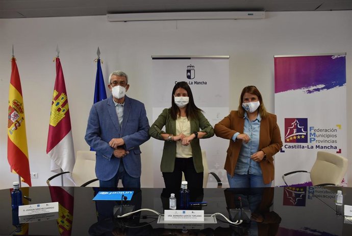 La consejera de Bienestar Social, Bárbara García, y la presidenta de la Federación de Municipios y Provincias de Castilla-La Mancha, Tita García Élez,