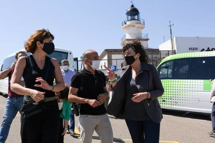 La consellera de Acción Climática, Teresa Jord, tras llegar al Cap de Creus (Girona) con el nuevo bus lanzadera