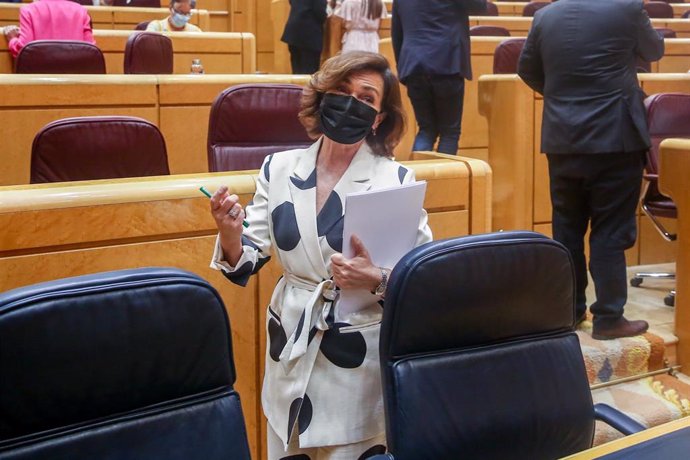 La vicepresidenta primera del Gobierno, ministra de la Presidencia, Relaciones con las Cortes y Memoria Democrática, Carmen Calvo, a su llegada a una sesión de control al Gobierno, a 8 de junio de 2021, en el Senado, Madrid, (España)