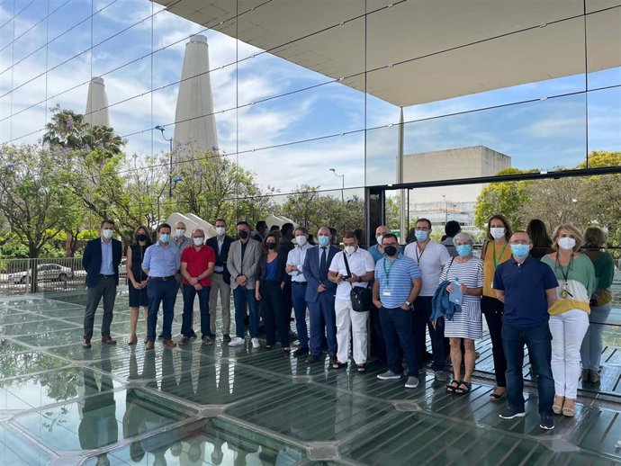 Asistentes al acto de la firma del I Convenio Colectivo de Sandetel que unifica a su personal laboral