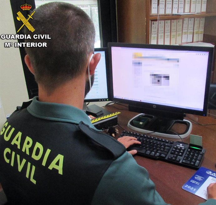 Un guardia civil utiliza un ordenador