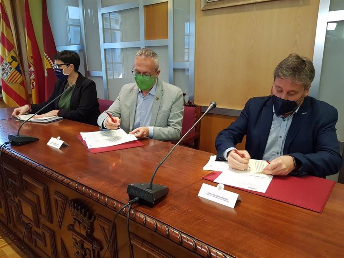 El consejero de Vertebración del Territorio, Movilidad y Vivienda del Gobierno de Aragón, José Luis Soro, firma un convenio para erradicar los asentamientos insalubres en Jaca con su alcalde, Juan Ramón Ipas.