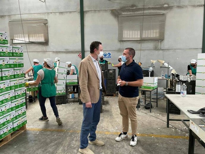 El delegado de Agricultura, Ganadería y Pesca de la Junta de Andalucía en Córdoba, Juan Ramón Pérez, visita una de las empresas de Montalbán.