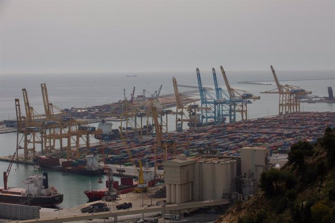 Archivo - Vista general del muelle de descarga del Puerto de Barcelona, en Cataluña (España), a 1 de abril de 2021.