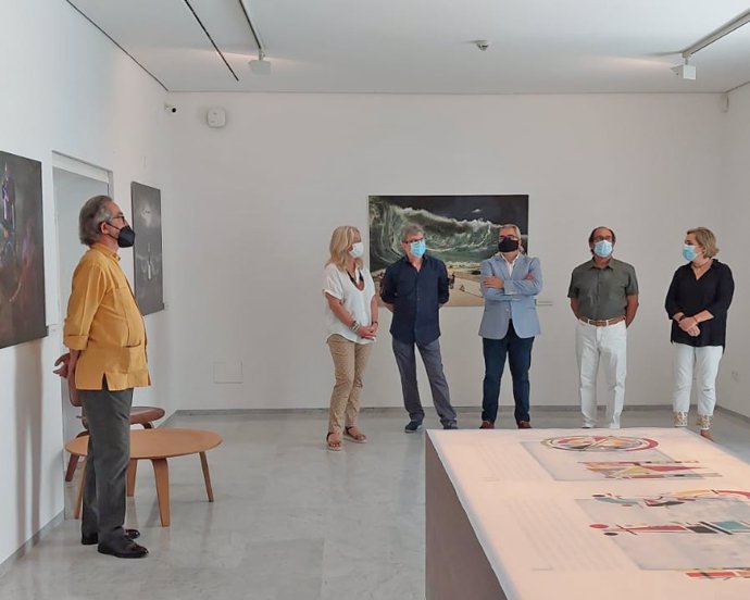 La delegada territorial de Cultura y Patrimonio Histórico, Mercedes Colombo y el director del Museo, Juan Ignacio Vallejo, durante la presentación de la exposición 'SurRealismo'.