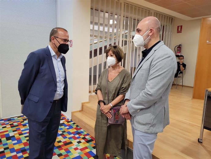 El consejero de Educación, Felipe Faci, el director general de Cultura, Víctor Lucea y la escritora Ana Alcolea presentan el libro 'Mis abrazos perdidos'.