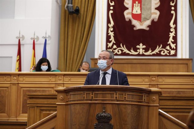 El consejero de Hacienda y Administraciones Públicas de C-LM, Juan Alfonso Ruiz Molina, en el pleno de las Cortes regionales