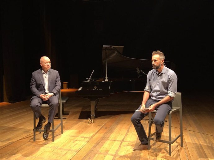 El compositor Albert Guinovart (izquierda), junto con el director de L'Auditori, Robert Brufau, durante la presentación este jueves del disco 'El lament de la terra'.