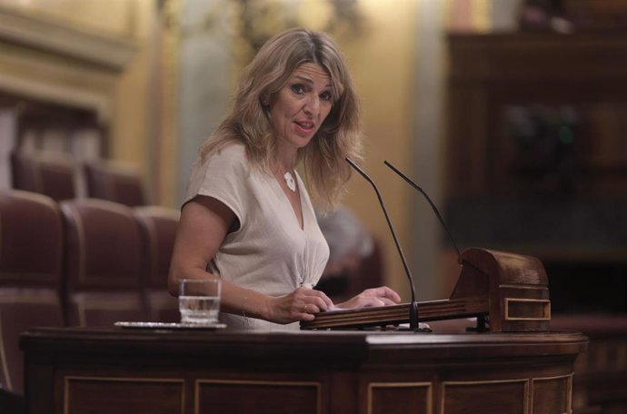 La vicepresidenta tercera del Gobierno y ministra de Trabajo y Economía Social, Yolanda Díaz, interviene en una sesión plenaria celebrada en el Congreso de los Diputados, a 10 de junio de 2021, en Madrid, (España). El pleno de hoy aborda entre otras cue