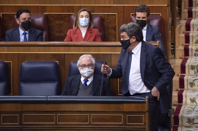 El ministro de Inclusión, Seguridad Social y Migraciones, José Luis Escrivá, interviene durante una sesión de control al Gobierno en el Congreso