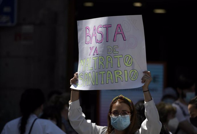 Persona sujetando y levantando una pancarta frente a la Puerta del Sol para exigir una elección de plazas con garantías el 8 de junio de 2021, en Madrid (España). Organizada por la Confederación Estatal Sindicatos Médicos (CESM), con esta nueva protesta