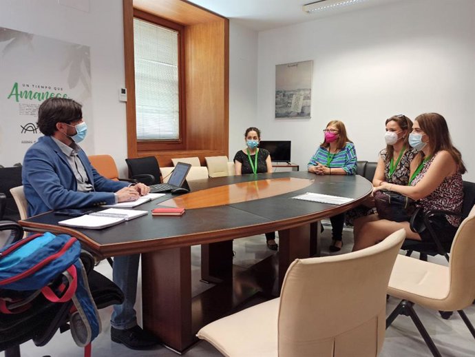 Ismael Sánchez, junto a trabajadores y padres la guardería de Torretriana