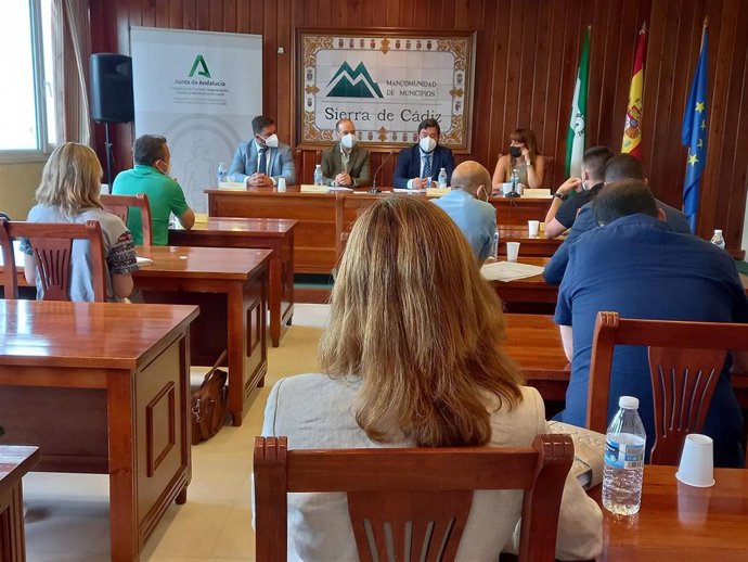 Reunión del director general de Administración Local de la Junta, Joaquín López-Sidro, y el delegado con los alcaldes de la Sierra de Cádiz para explicarles las ayudas.