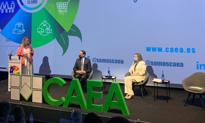 La viceconsejera de Transformación Económica, Industria, Conocimiento y Universidades, Lorena García de Izarra, durante su intervención en las XII Jornadas del sector de la distribución CAEA 2021.