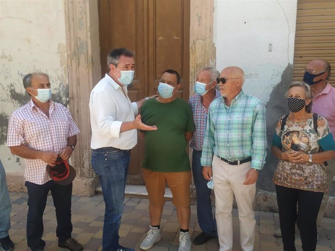 Juan Espadas (PSOE) conversa con vecinos de Alhama de Almería