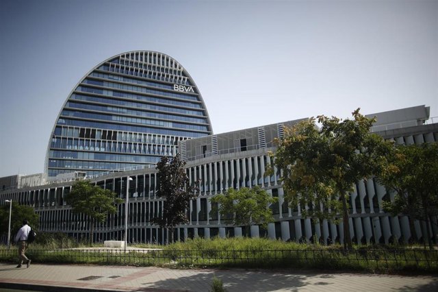 Archivo - Fachada del edificio del 'La Vela', sede del BBVA  en Madrid.