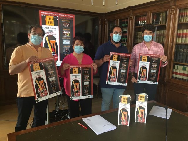 Luquero (C) con los organizadores de 'Noches de música en el Atrio de San Lorenzo'.