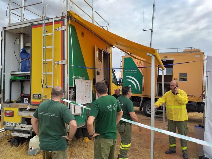 Archivo - Imagen de archivo de técnicos del Infoca. 