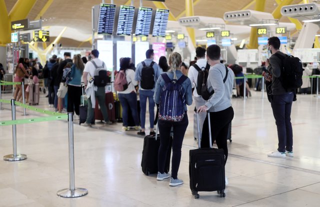 Varios pasajeros en la terminal T4 del Aeropuerto Adolfo Suárez - Madrid Barajas, a 24 de mayo de 2021