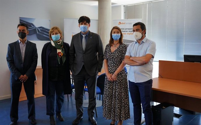 Visita del consejero de Ciencia, Innovación y Universidad, Borja Sánchez, y la alcaldesa de Avilés, Mariví Monteserín, a las empresas Domobility y Babel