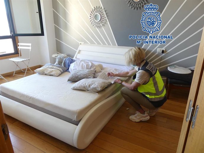 Una agente inspecciona uno de los chalets en los que operaba la organización criminal