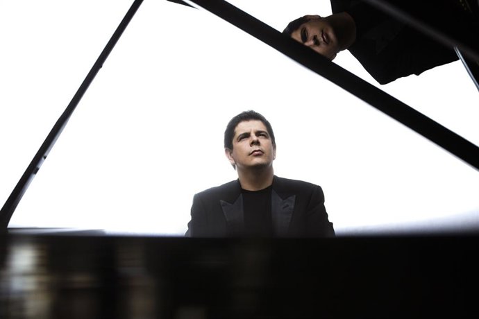 Archivo - Zaragoza.- El pianista Javier Perianes ofrece un concierto este martes en el Auditorio