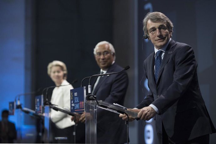 Archivo - HANDOUT - 07 May 2021, Portugal, Porto: (L-R) President of the European Commission Ursula von der Leyen, Portuguese Prime Minister Antonio Costa and President of the European Parliament David Sassoli attend a press conference after the closing
