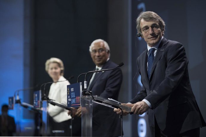 Archivo - HANDOUT - 07 May 2021, Portugal, Porto: (L-R) President of the European Commission Ursula von der Leyen, Portuguese Prime Minister Antonio Costa and President of the European Parliament David Sassoli attend a press conference after the closing