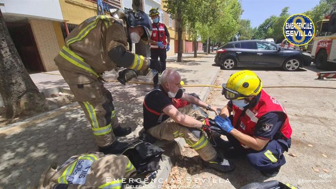 Bombero afectado por inhalación de humos en un incendio en el Polígono Sur