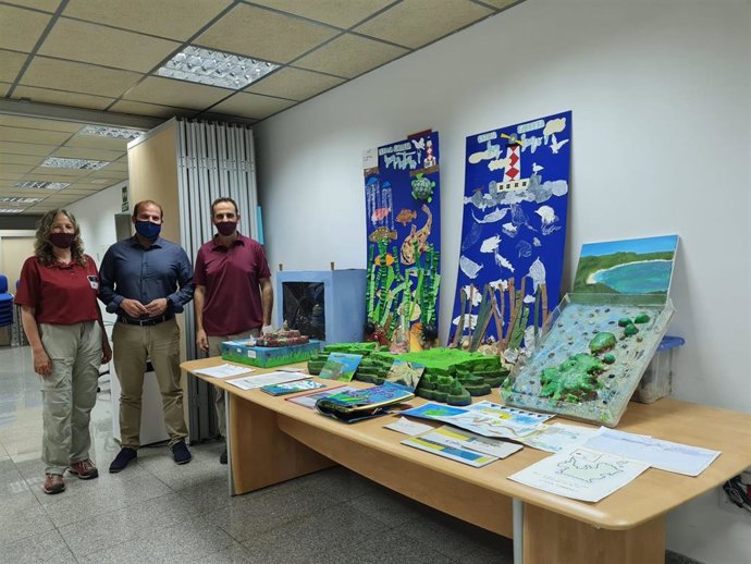 El conseller de Mediambiente y Territorio, Miquel Mir, y la directora del Parque Nacional Marítimo-Terrestre del Archipiélago de Cabrera, Francesca López