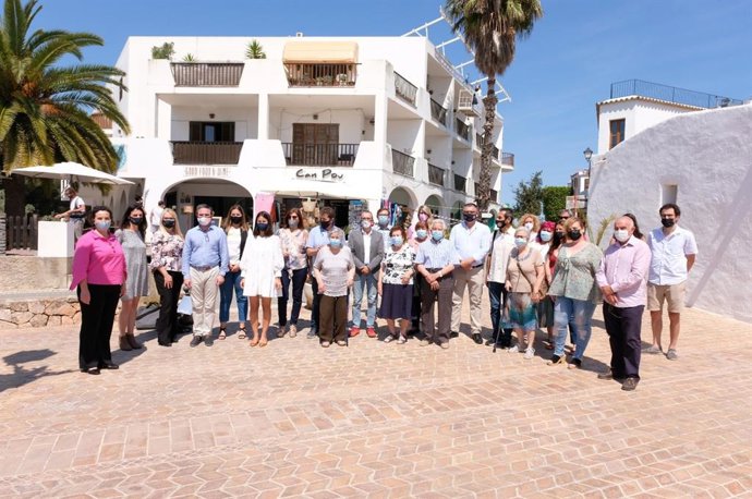 El conseller Yllanes con los representates de los comercios de Ibiza.