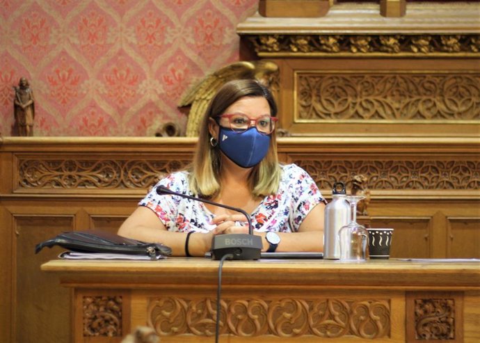 La vicepresidenta del Consell de Mallorca y consellera de Cultura y Patrimonio, Bel Busquets, en un pleno de la institución insular.