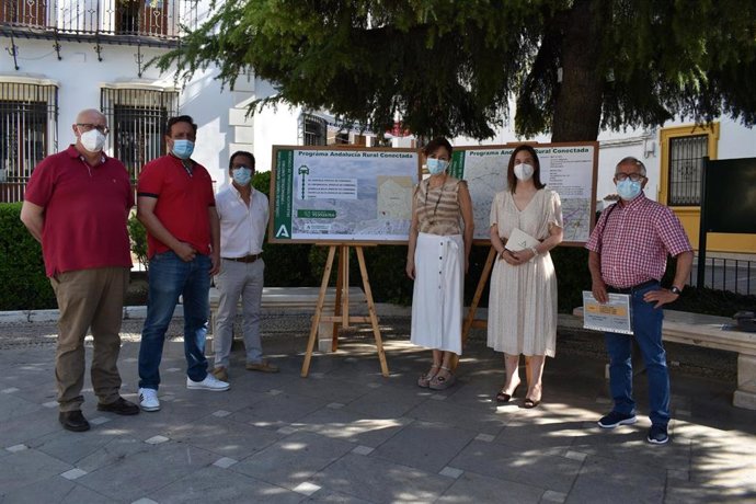 La delegada de Fomento, Infraestructuras y Ordenación del Territorio en Córdoba, Cristina Casanueva (segunda por la dcha.), en su visita a Priego de Córdoba.