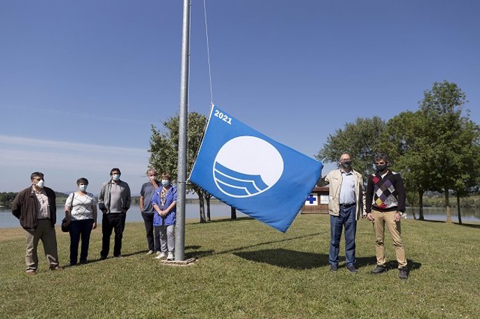 Bandera azul en el Pantano de Ullibarri-Ganboa