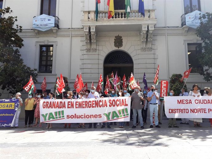 Sindicatos y partidos protestan por la "inacción" del Ayuntamiento de Granada respecto al Plan de Emergencia Social