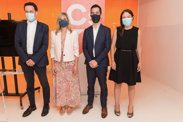 El portavoz nacional de Ciudadanos (Cs), Edmundo Bal (1i); la  secretaria general de Ciudadanos, Marina Bravo (1d), y la coordinadora de Cs Baleares, Patricia Guasp (2d), antes de un acto en Ibiza.