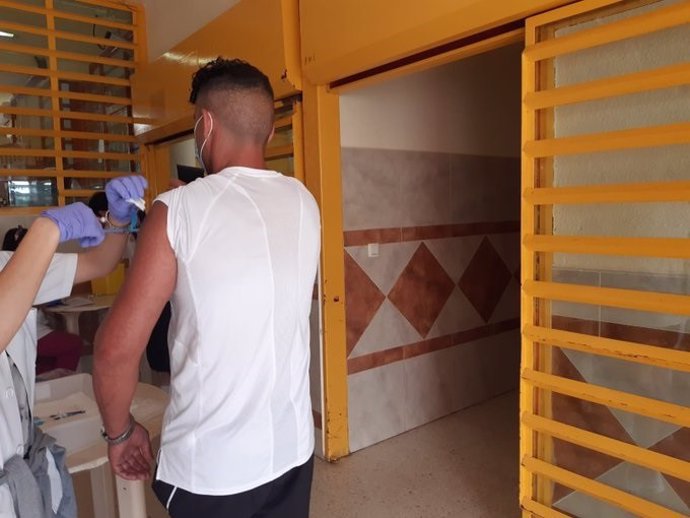 Un preso de A Lama, en Pontevedra, recibe la vacuna contra la Covid-19