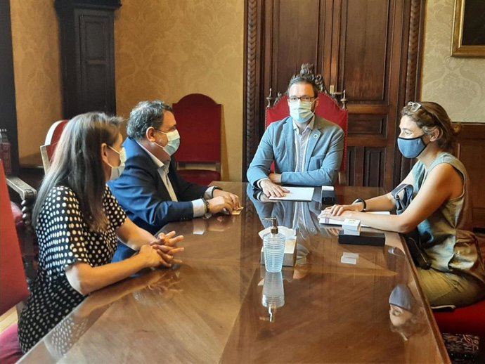 El Alto Comisionado para la Lucha Contra la Pobreza Infantil, Ernesto Gasco, reunido en Cort con el alcalde de Palma, José Hila.
