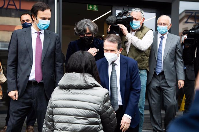 Archivo - La ministra de Sanidad, Carolina Darias, saluda al alcalde de Vigo y presidente de la FEMP, Abel Caballero, a su llegada a una visita programada a la planta de Biofabri-Zendal, en O Porriño, Pontevedra, Galicia (España), a 25 de febrero de 202