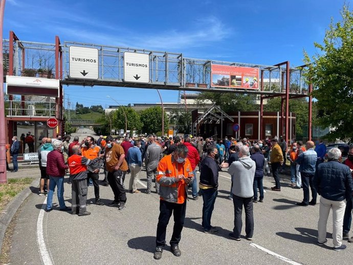 Concentración de trabajadores de ArcelorMittal a la entrada de la factoría de Avilés, el pasado día 24